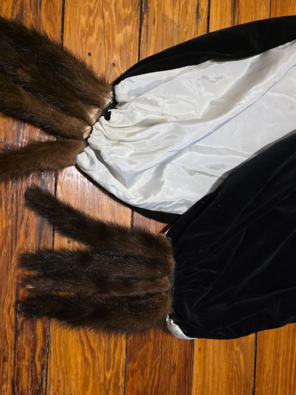 1940s 1950s Vintage Velvet Evening Shawl Wrap with Mink Tails - Picture 5 of 9